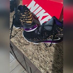 Lebron james 9.5 like new